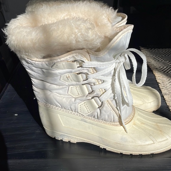 Vintage Ivory Sorel Snowboots size 7 - Picture 3 of 10